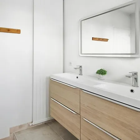 Apartment T3 80 M2 Avec Terrasse Privee Climatisation Et 2 Parkings